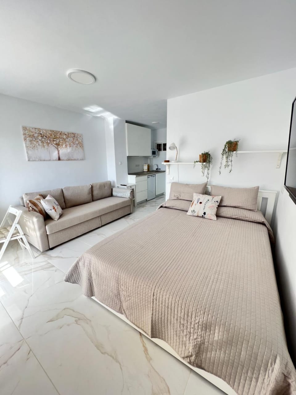 Bed, Living room, Photo of the whole room, Bedroom