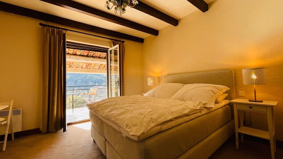 Bed, Photo of the whole room, Seating area, Bedroom