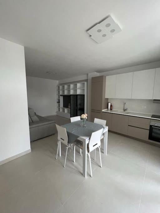 Kitchen or kitchenette, Dining area, dishwasher, pet friendly, stove