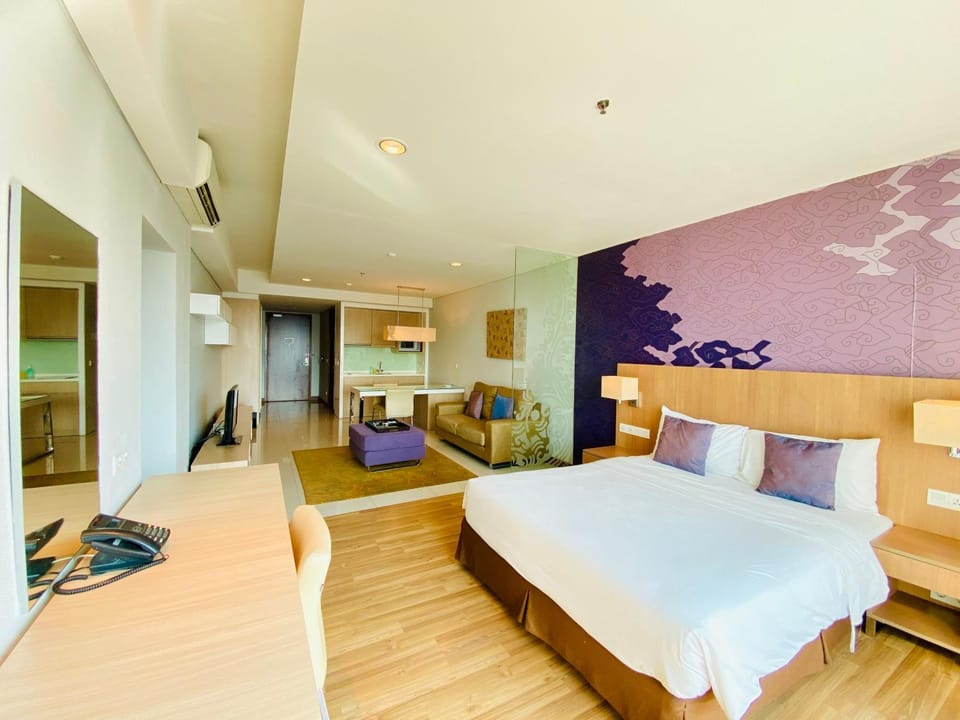 Bed, Living room, Photo of the whole room, Seating area, Bedroom