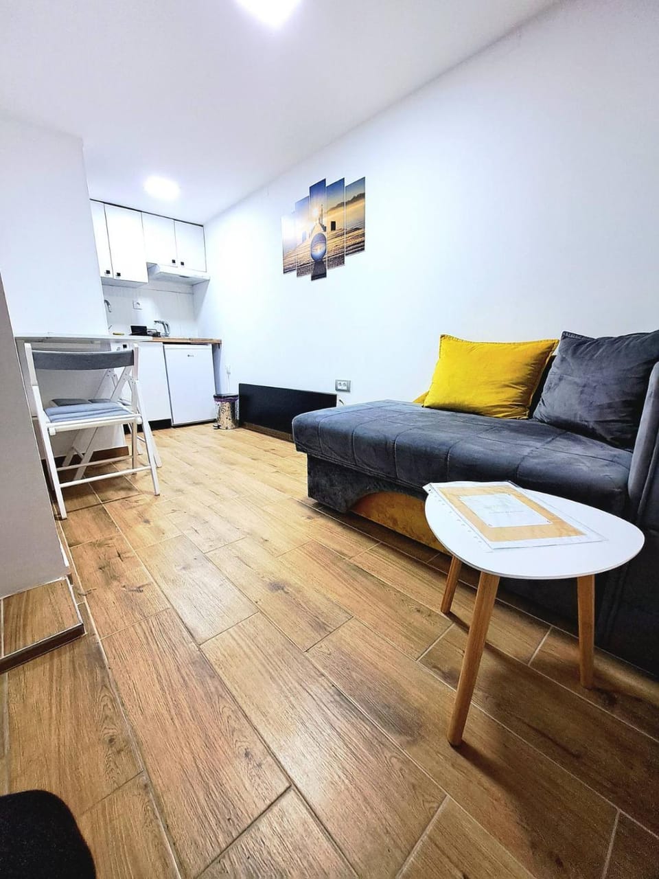 Kitchen or kitchenette, Seating area, Dining area