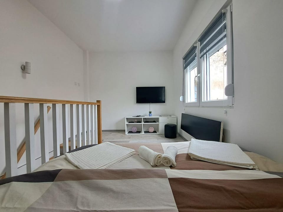 Bed, TV and multimedia, Bedroom, towels