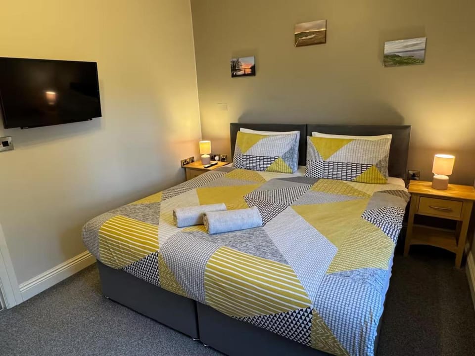 Bed, Bedroom, towels