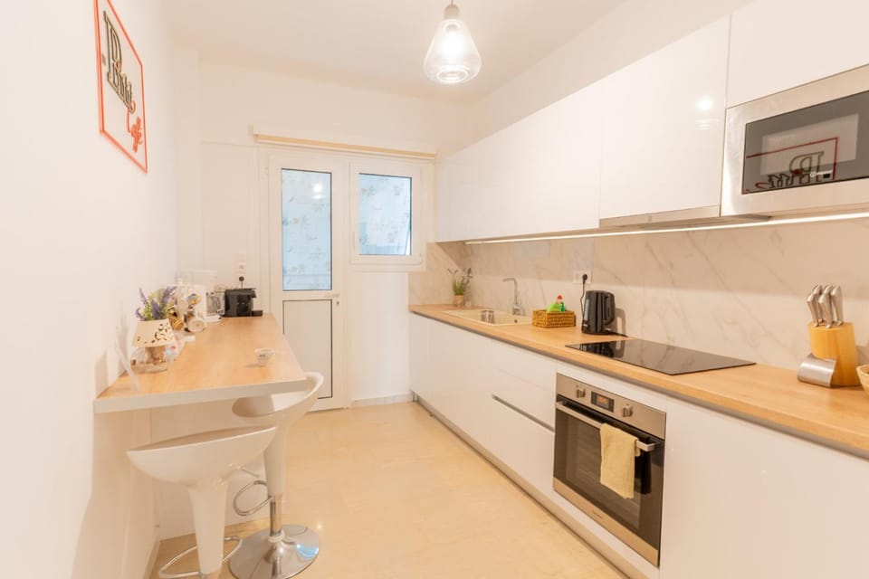 Coffee/tea facilities, Kitchen or kitchenette, dishwasher, oven, stove