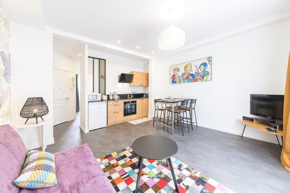 Communal lounge/ TV room, TV and multimedia, Kitchen or kitchenette, Seating area, Dining area, stove