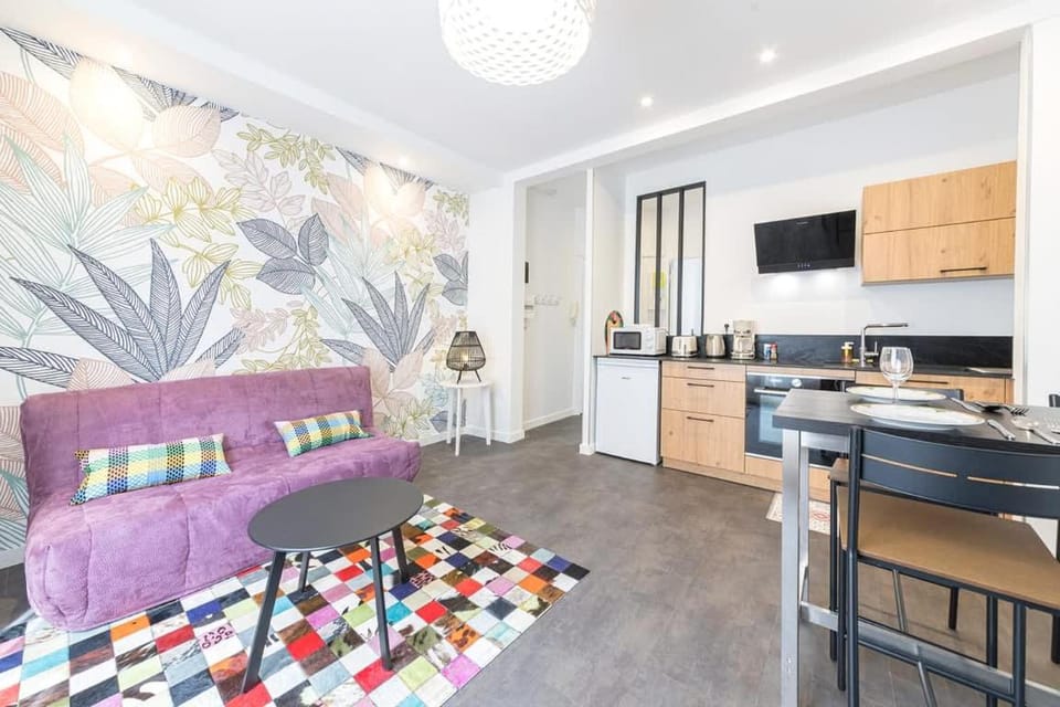 Communal lounge/ TV room, TV and multimedia, Kitchen or kitchenette, Living room, Seating area, Dining area, stove