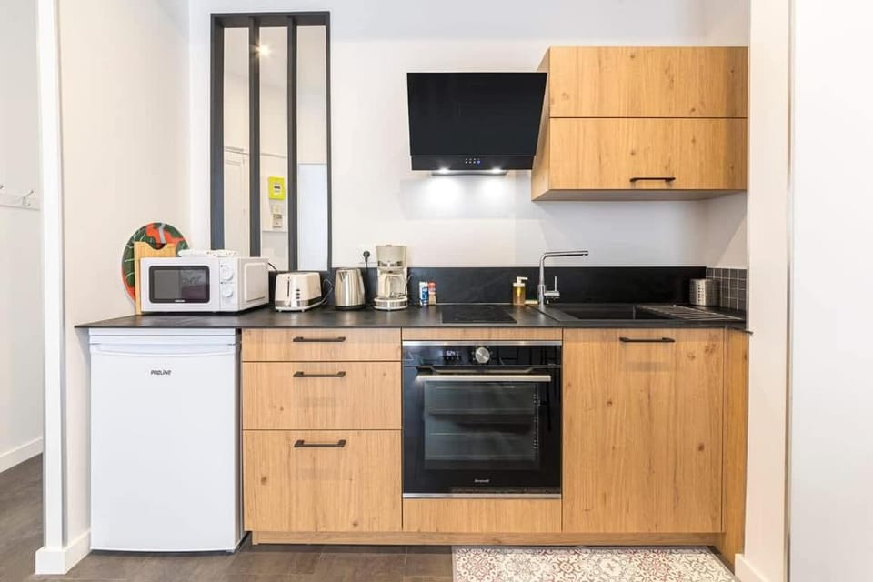 Coffee/tea facilities, Kitchen or kitchenette, oven, stove, toaster