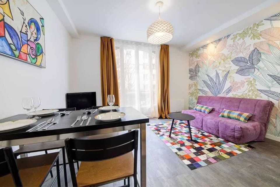 Communal lounge/ TV room, TV and multimedia, Living room, Seating area, Dining area