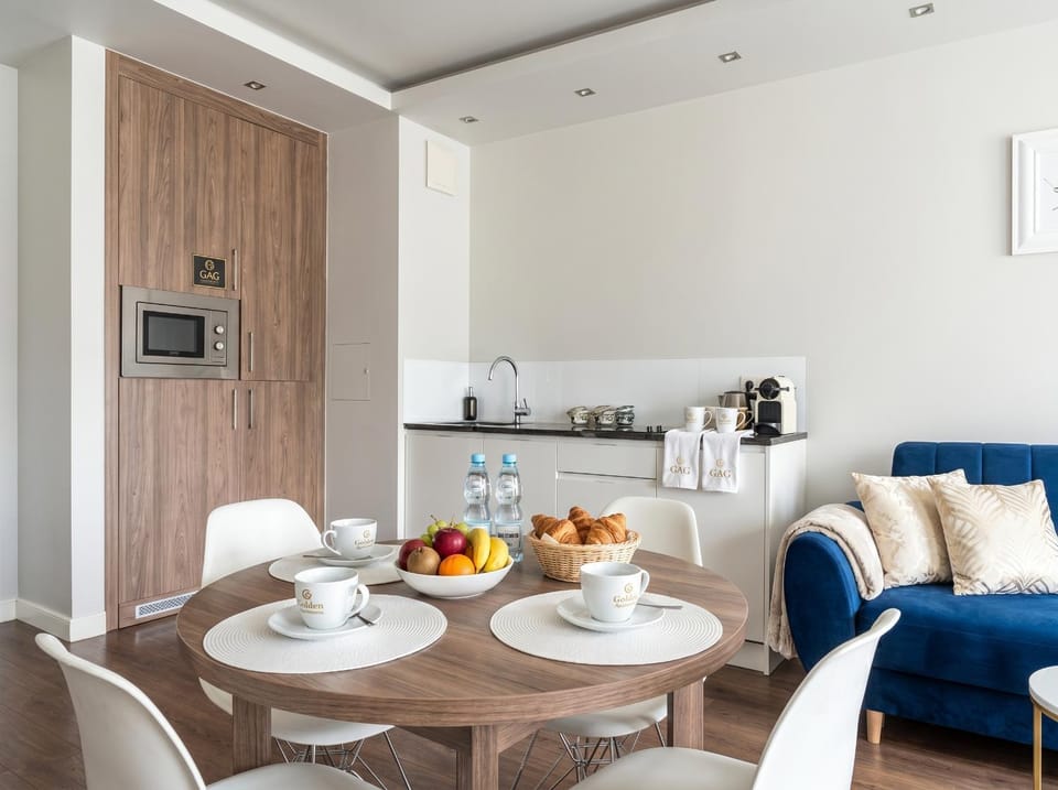 Coffee/tea facilities, Kitchen or kitchenette, Living room, Food and drinks, Seating area, Dining area, Food, minibar, toaster