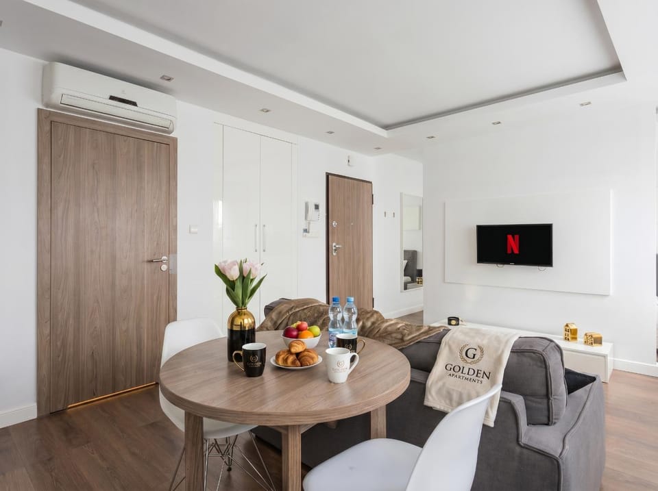 Communal lounge/ TV room, TV and multimedia, Living room, Food and drinks, Seating area, Dining area, Evening entertainment, Food, Drinks