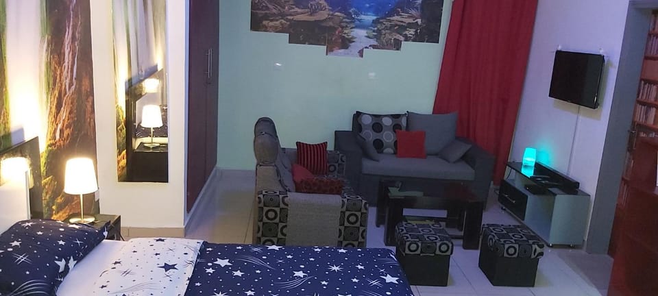 Communal lounge/ TV room, Bed, TV and multimedia, Living room, Bedroom
