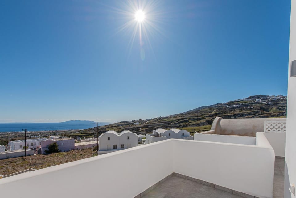 Golden View Suites with hot tub Villa in Mesaria