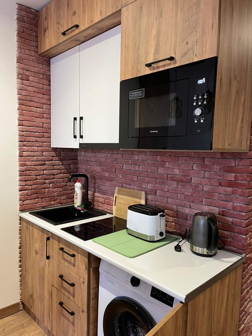 Coffee/tea facilities, Kitchen or kitchenette, stove, toaster