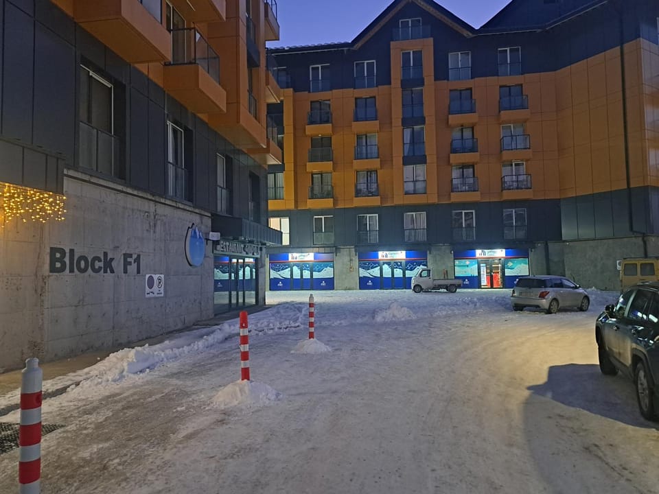 Neighbourhood, Street view