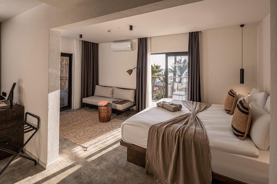 Bed, Seating area, Bedroom