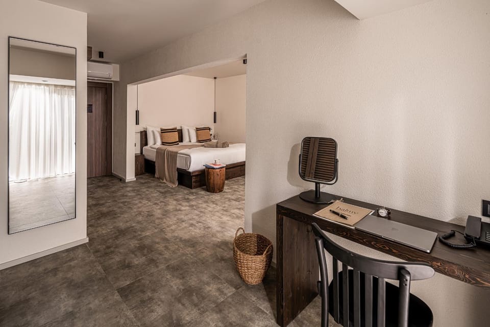 Bed, TV and multimedia, Photo of the whole room, Seating area, Bedroom
