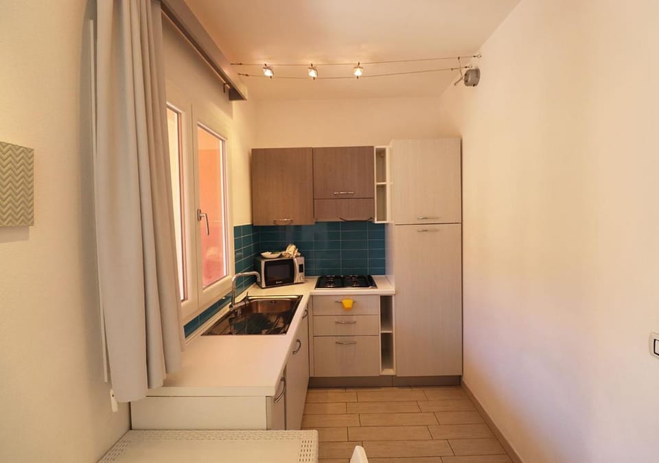 Kitchen or kitchenette, minibar, stove