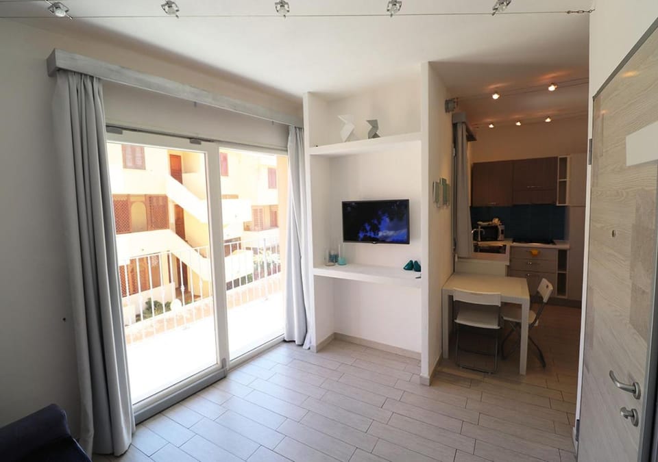 TV and multimedia, Kitchen or kitchenette, Dining area, hair dresser
