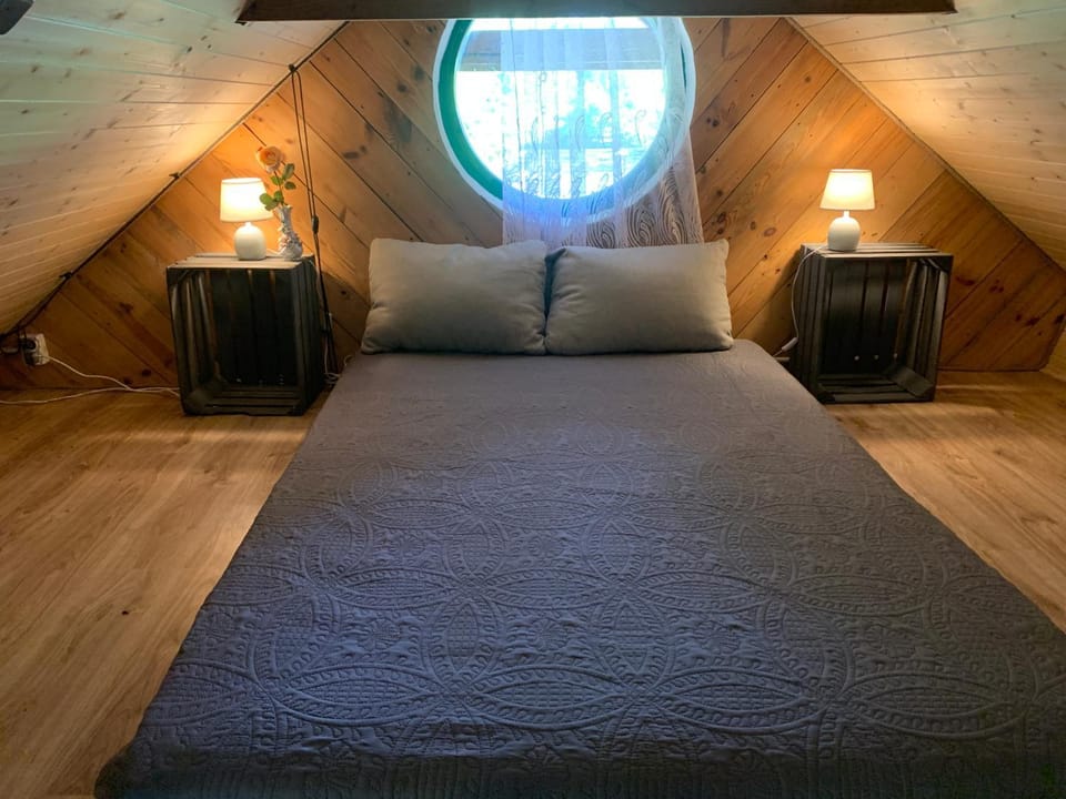 Photo of the whole room, Bedroom