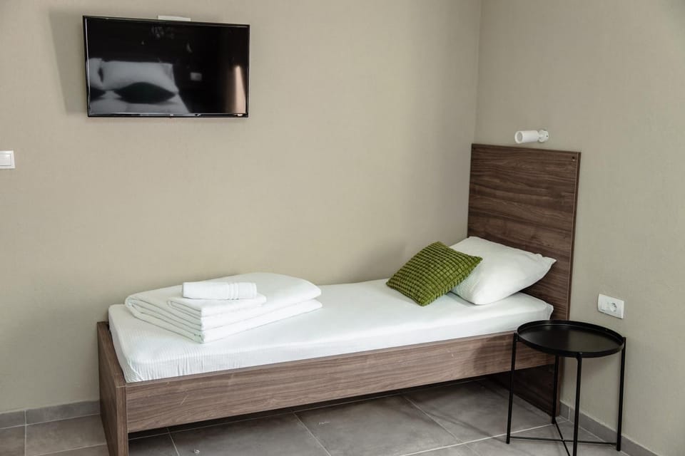 Bed, TV and multimedia, Bedroom, towels