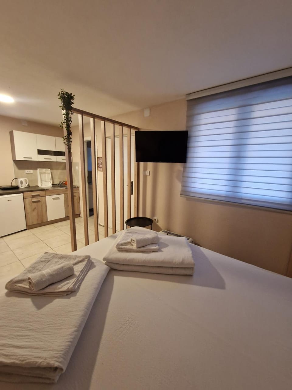 Bed, Kitchen or kitchenette, Photo of the whole room, Bedroom, towels