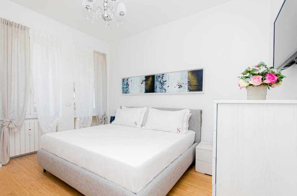 Bed, TV and multimedia, Photo of the whole room, Bedroom