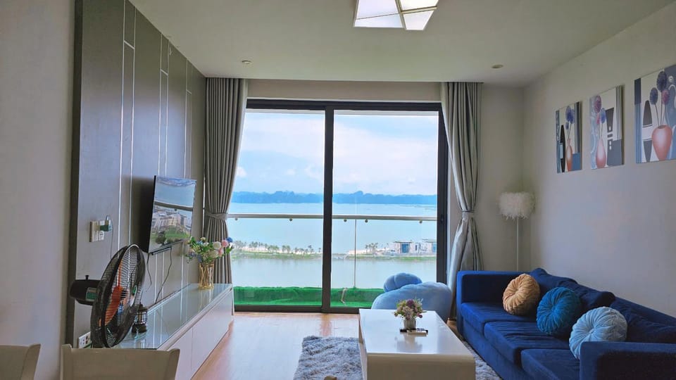 Communal lounge/ TV room, Natural landscape, TV and multimedia, Living room, Seating area, Evening entertainment, Lake view, Sea view