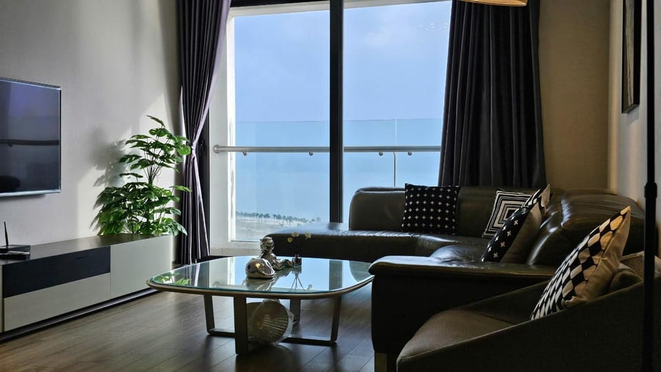 Communal lounge/ TV room, Natural landscape, TV and multimedia, Living room, Seating area, Evening entertainment, Sea view
