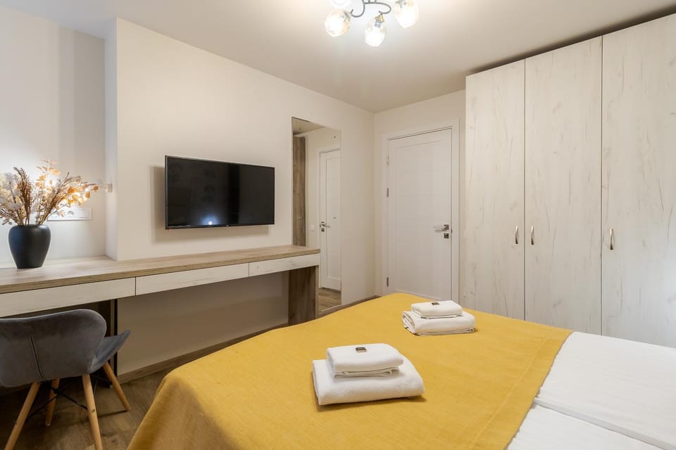 Bed, TV and multimedia, Photo of the whole room, Bedroom