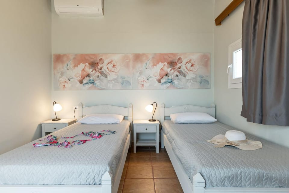 Bed, View (from property/room), Photo of the whole room, Bedroom, Garden view, Garden view, Landmark view, Landmark view, Sea view, Sea view, towels, air conditioner