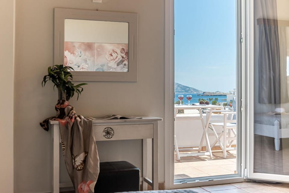Natural landscape, View (from property/room), Balcony/Terrace, Photo of the whole room, Dining area, Garden view, Garden view, Landmark view, Mountain view, Sea view, Sea view