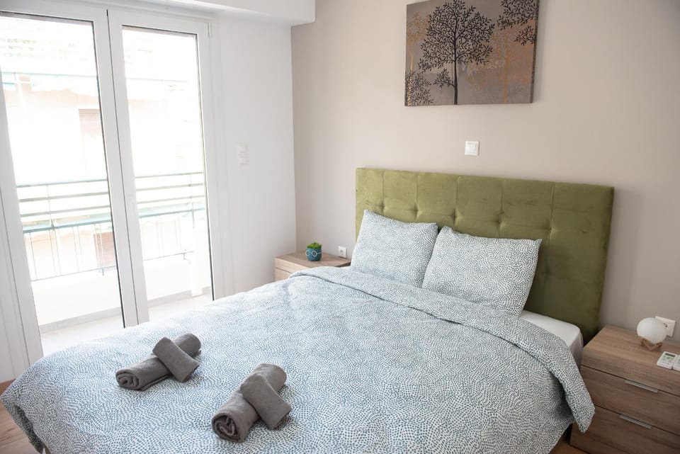 Bed, Photo of the whole room, Bedroom, towels