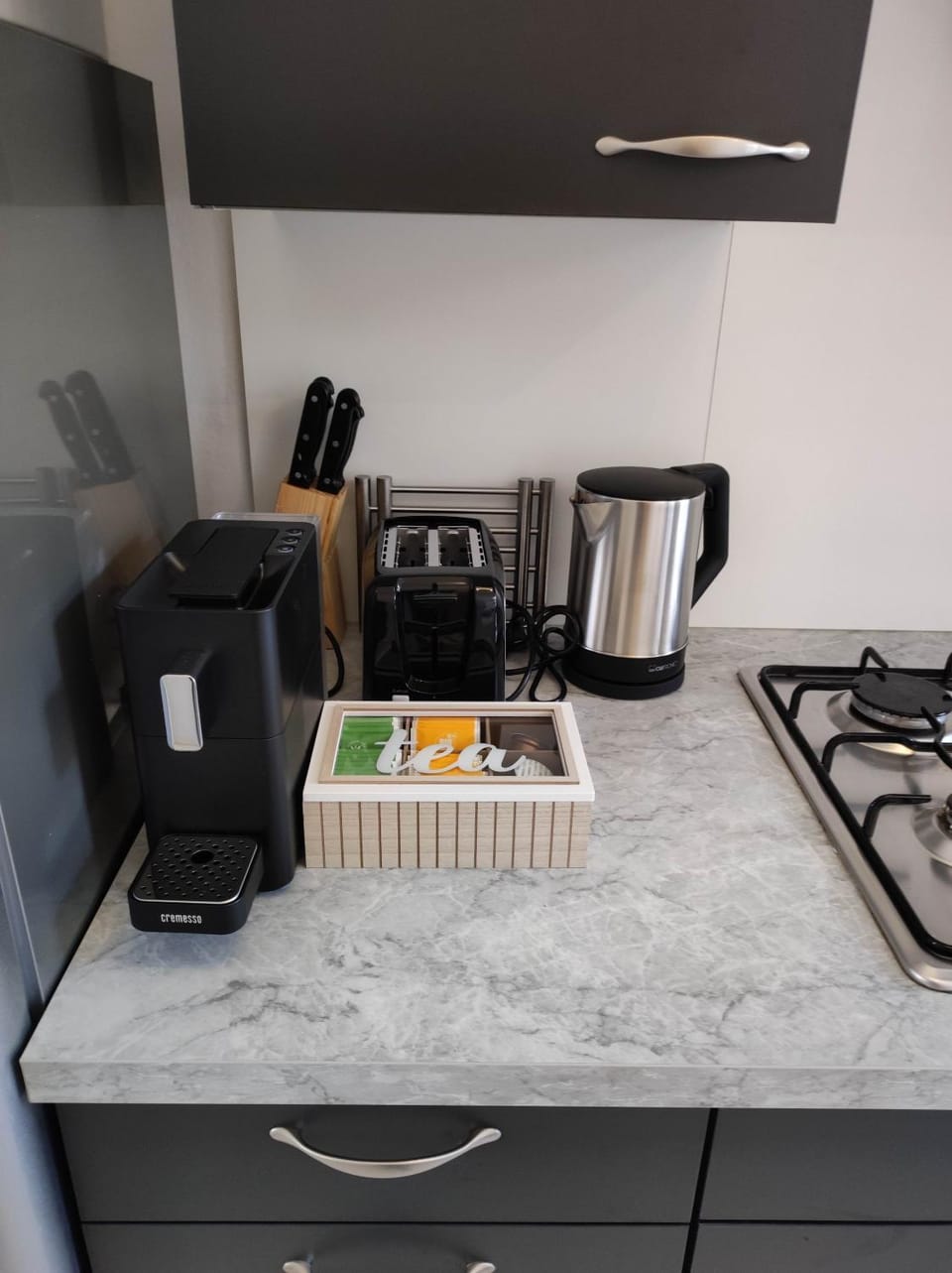 Coffee/tea facilities, Kitchen or kitchenette, stove, toaster