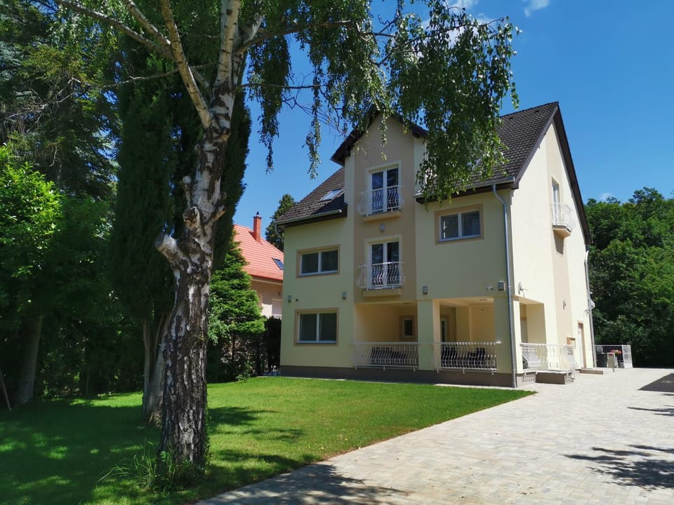 Property building, Day, Garden, Garden view