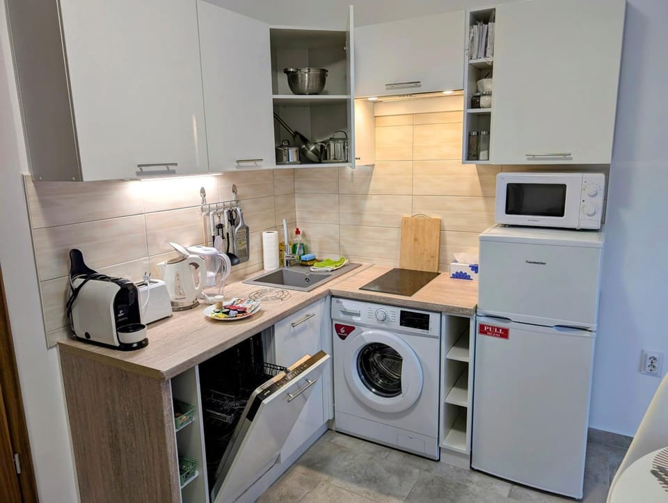 Coffee/tea facilities, Kitchen or kitchenette, dishwasher, microwave, stove, toaster, washing machine