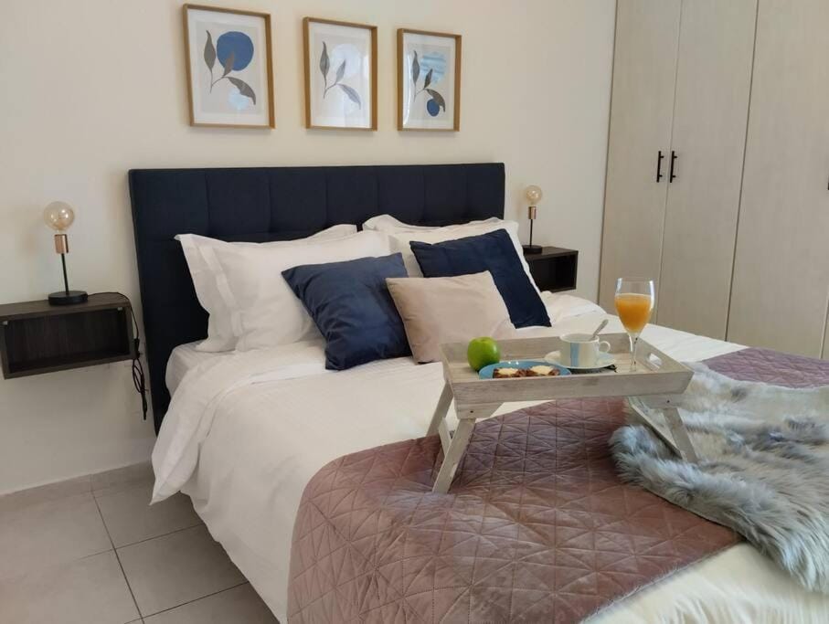 Bed, Photo of the whole room, Seating area, Bedroom