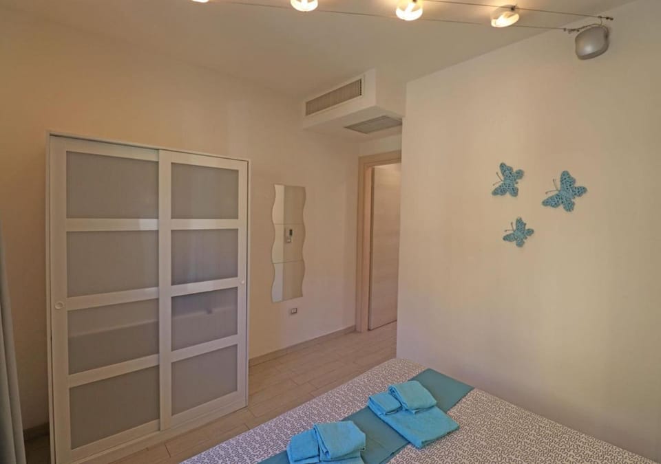 Bed, Photo of the whole room, Bedroom, towels, wardrobe, air conditioner