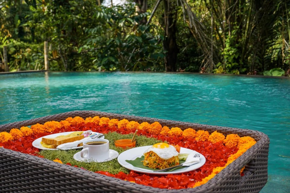 Swimming pool, Breakfast