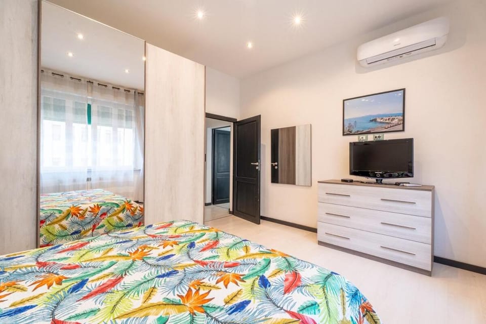 Bed, TV and multimedia, Photo of the whole room, Evening entertainment, Bedroom, wardrobe, air conditioner