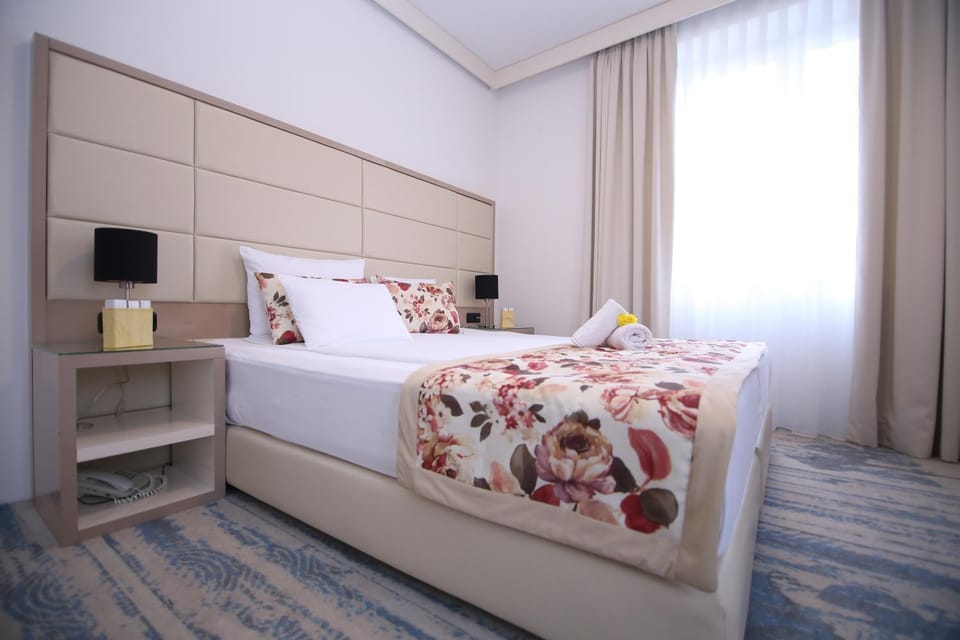 Bed, Photo of the whole room, Bedroom, Street view