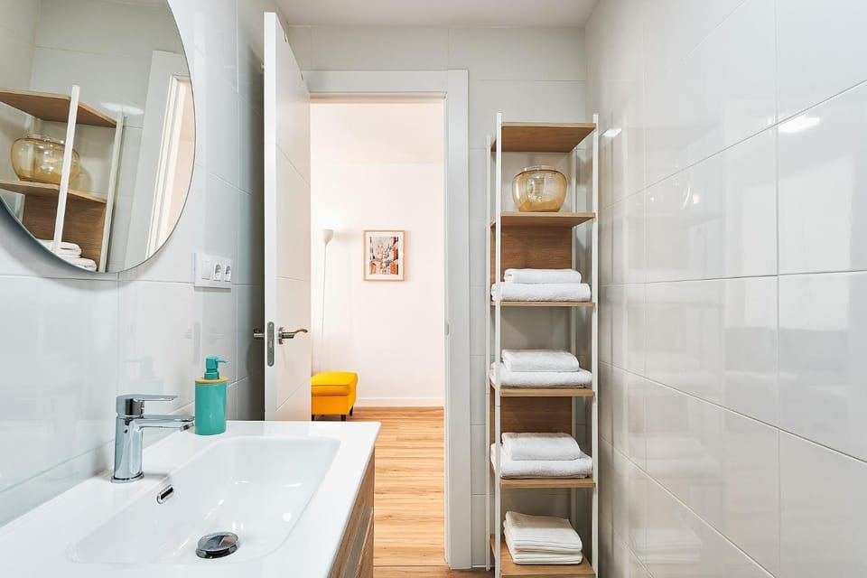 Bathroom, towels