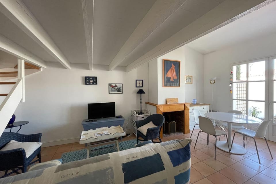 75m near the beach with garden and terrace House in La Flotte