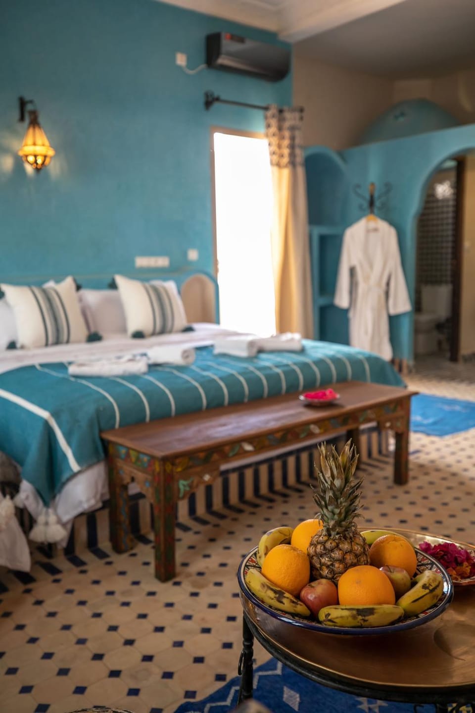 Bed, Food and drinks, Photo of the whole room, Bedroom, Food