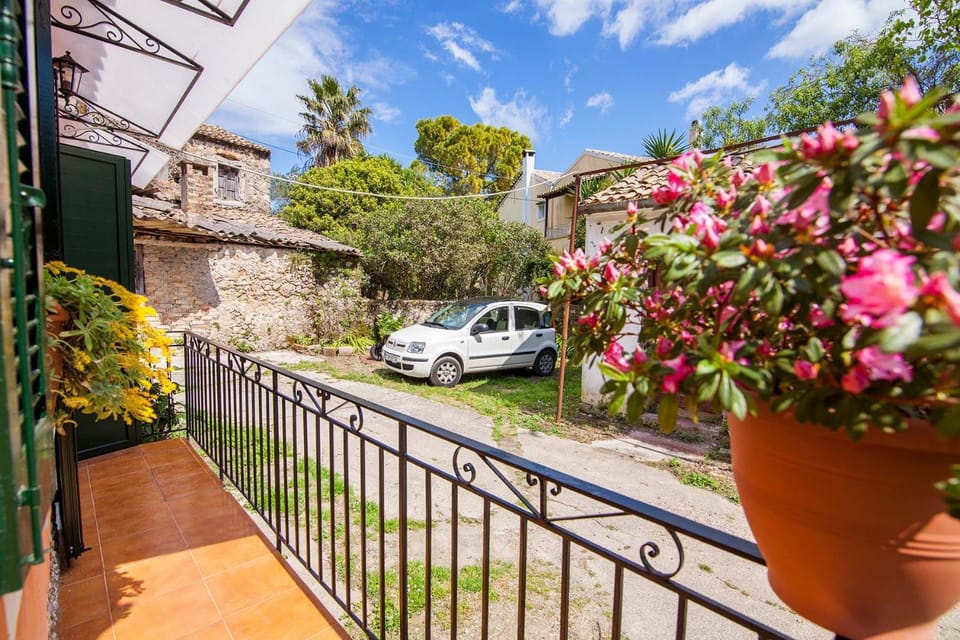 Property building, Neighbourhood, Balcony/Terrace, Garden view, Parking