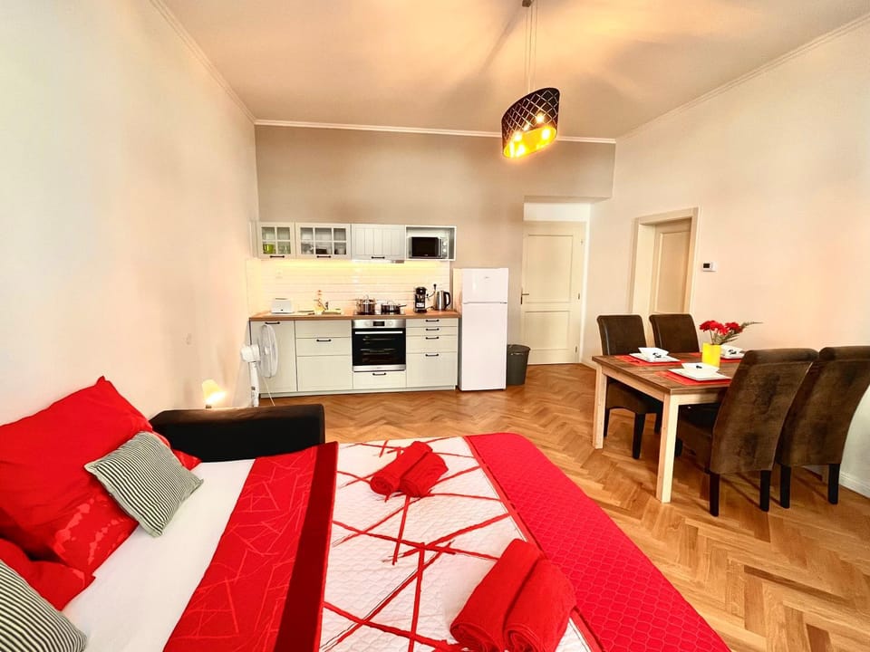 Coffee/tea facilities, Kitchen or kitchenette, Living room, Photo of the whole room, Seating area, Dining area, minibar, pet friendly