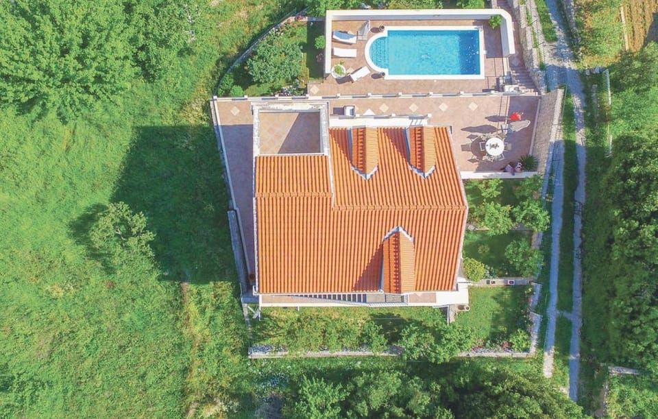Property building, Bird's eye view, Swimming pool