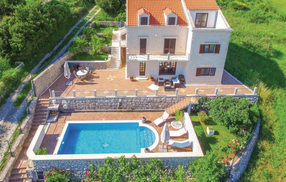Property building, Patio, Day, Bird's eye view, Garden, Garden view, Pool view, Swimming pool, sunbed