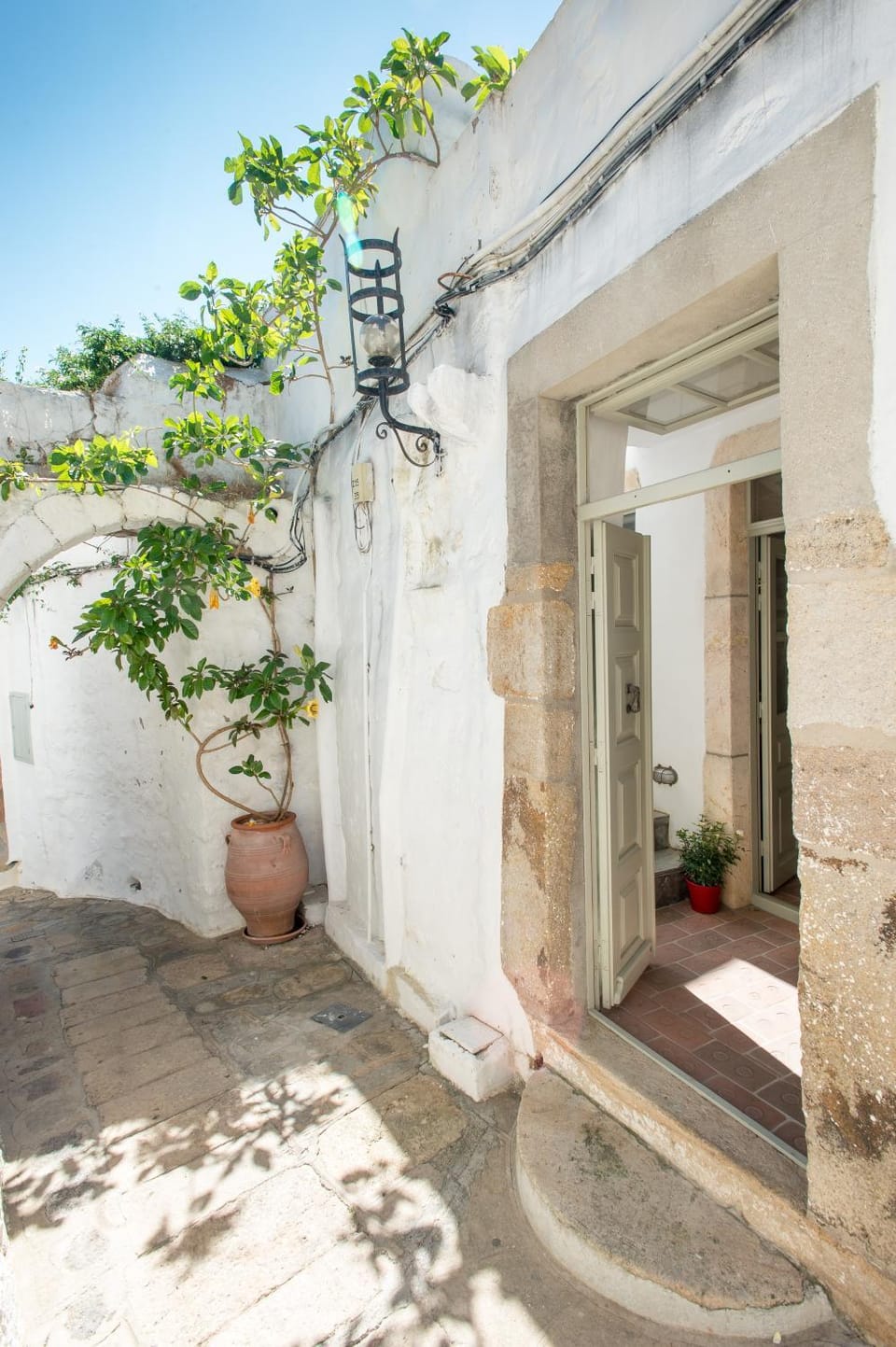 Property building, Facade/entrance, Day