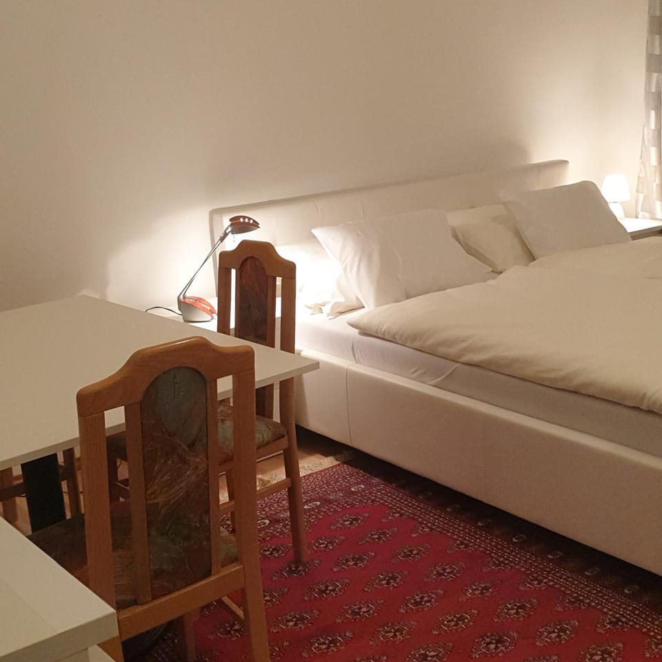 Bed, Photo of the whole room, Seating area, Bedroom