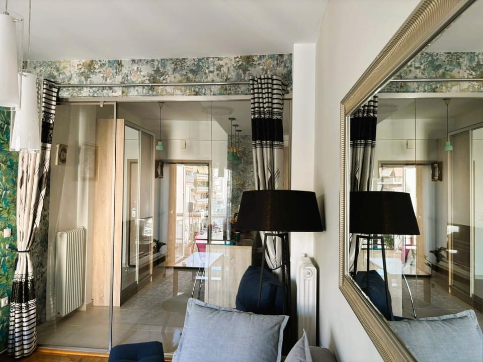 TV and multimedia, Living room, Decorative detail, Seating area, Evening entertainment, hair dresser, internet